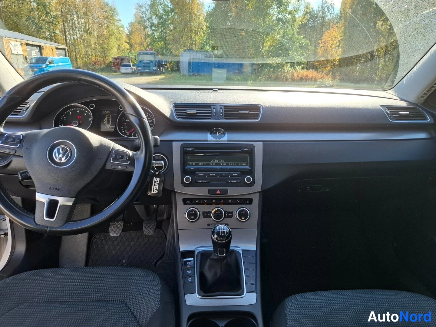 Valkoinen Volkswagen Passat Variant 2014, ohjaamo, kuva 10