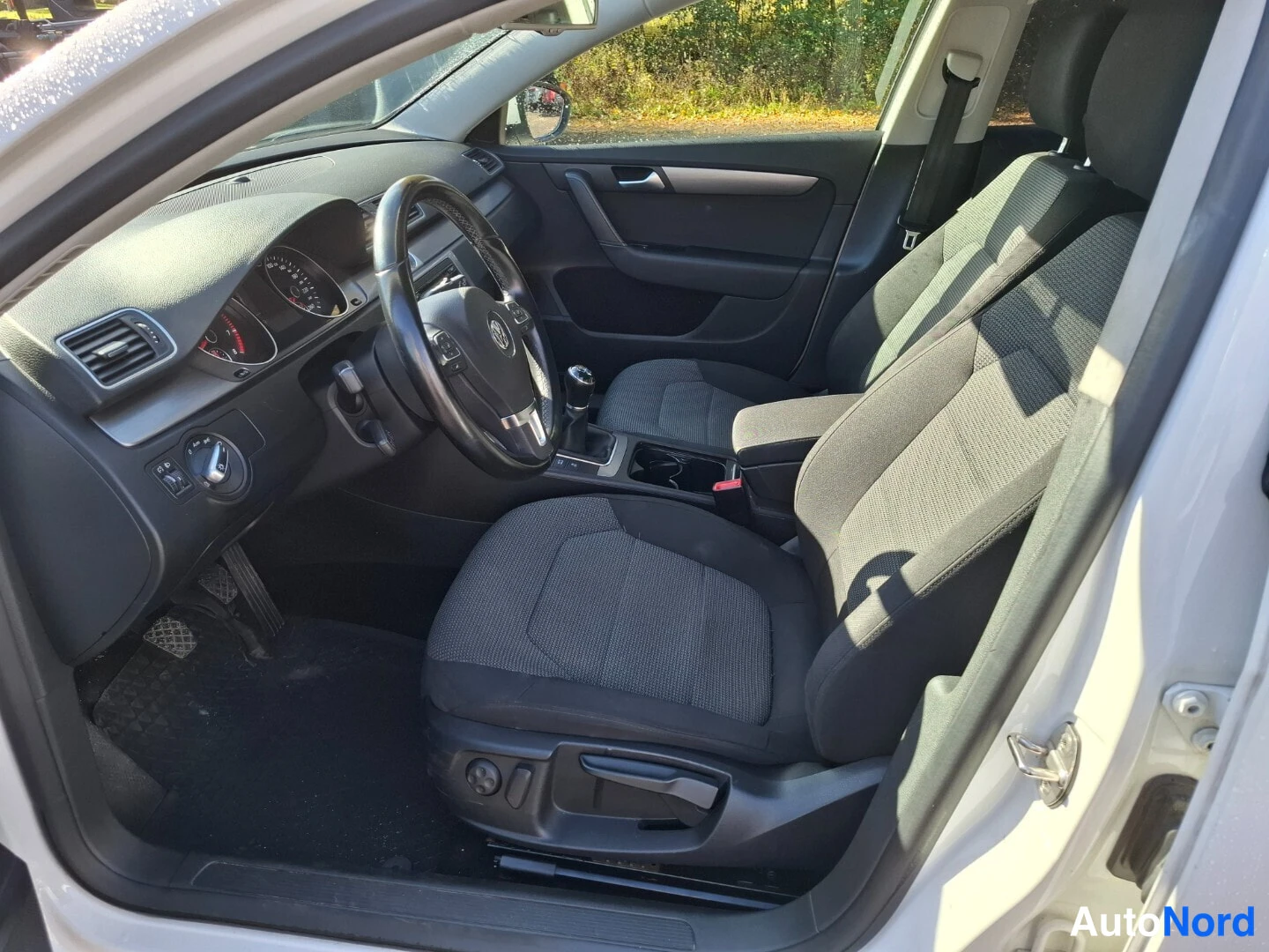 Valkoinen Volkswagen Passat Variant 2014, ohjaamo, kuva 11