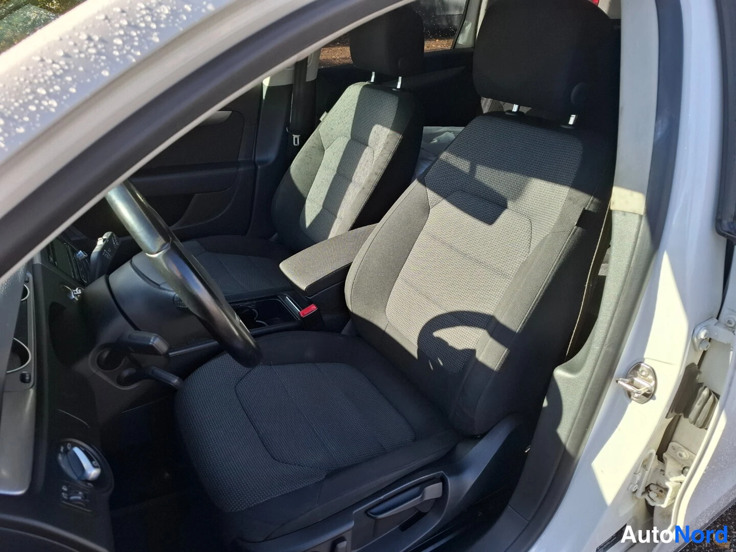 Valkoinen Volkswagen Passat Variant 2014, etuistuimet, kuva 13