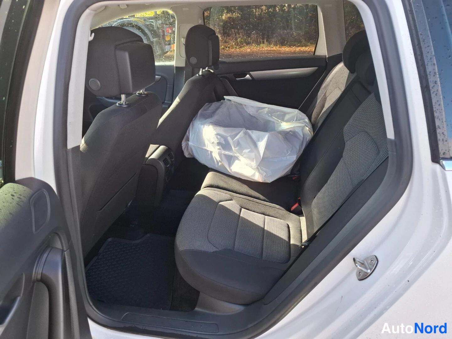 Valkoinen Volkswagen Passat Variant 2014, takaistuimet, kuva 14