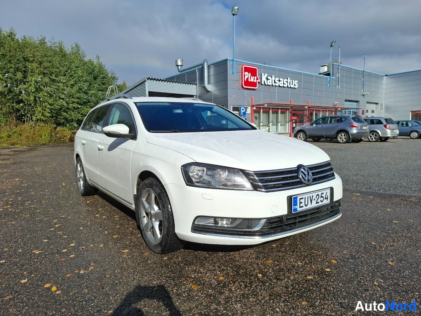 Valkoinen Volkswagen Passat Variant 2014, etuviisto, keula oikealle, kuva 2