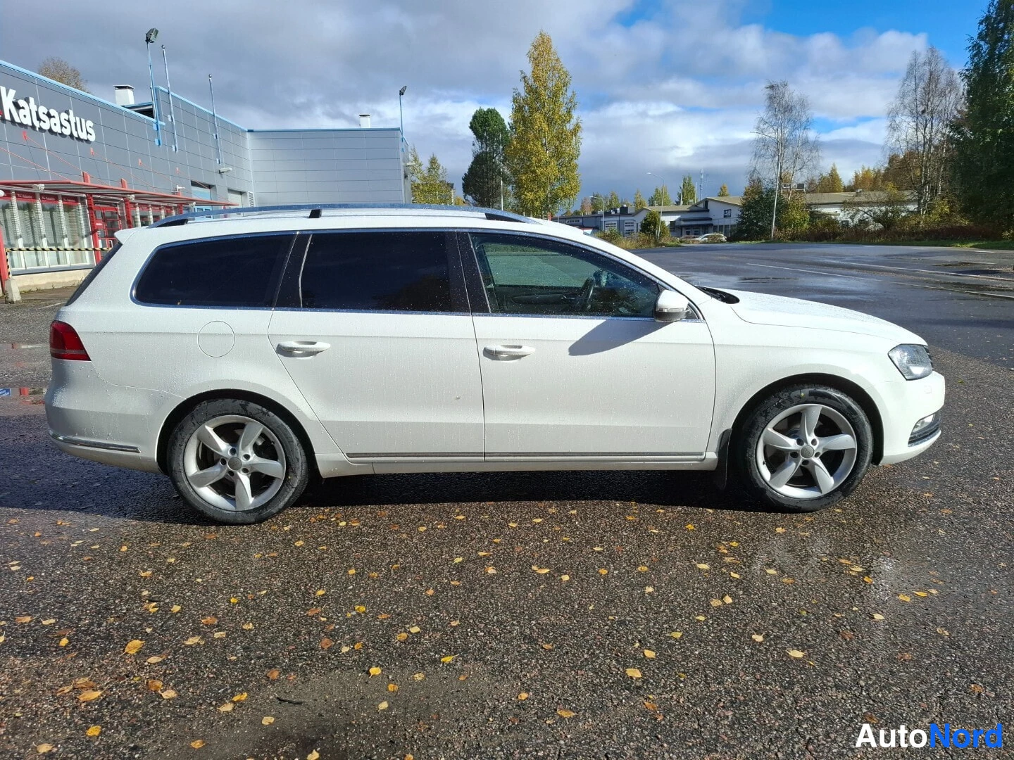 Valkoinen Volkswagen Passat Variant 2014, etuviisto, keula oikealle, kuva 3