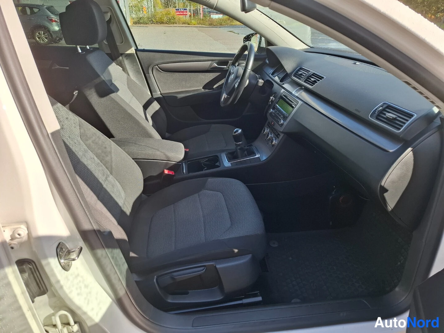 Valkoinen Volkswagen Passat Variant 2014, ohjaamo, kuva 9