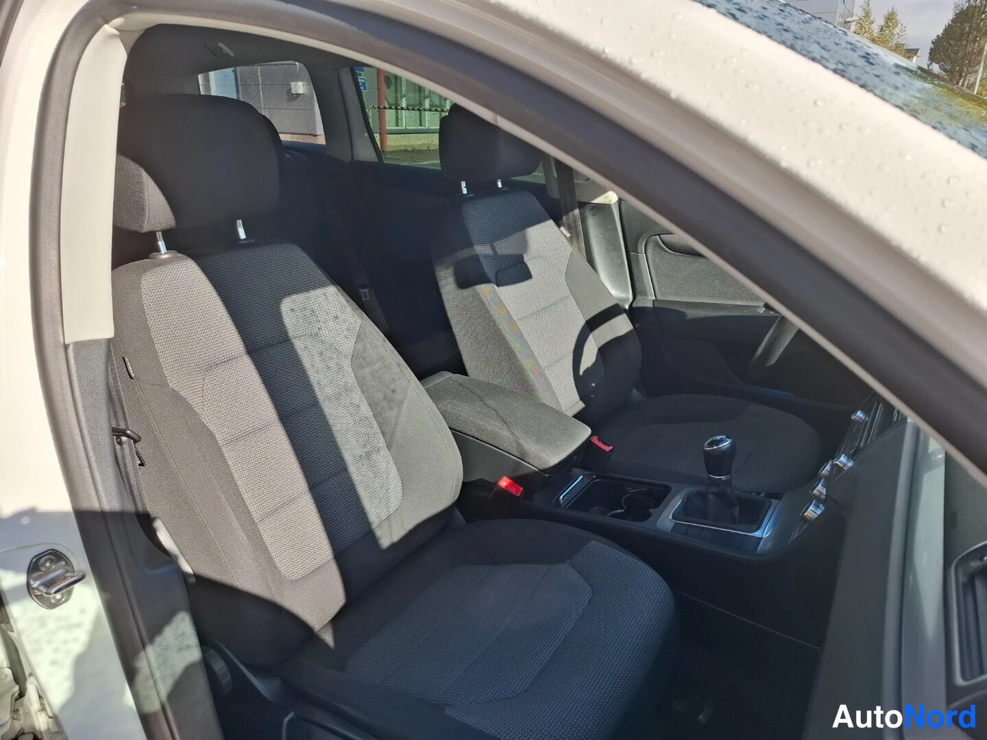 Valkoinen Volkswagen Passat Variant 2014, etuistuimet, kuva 12