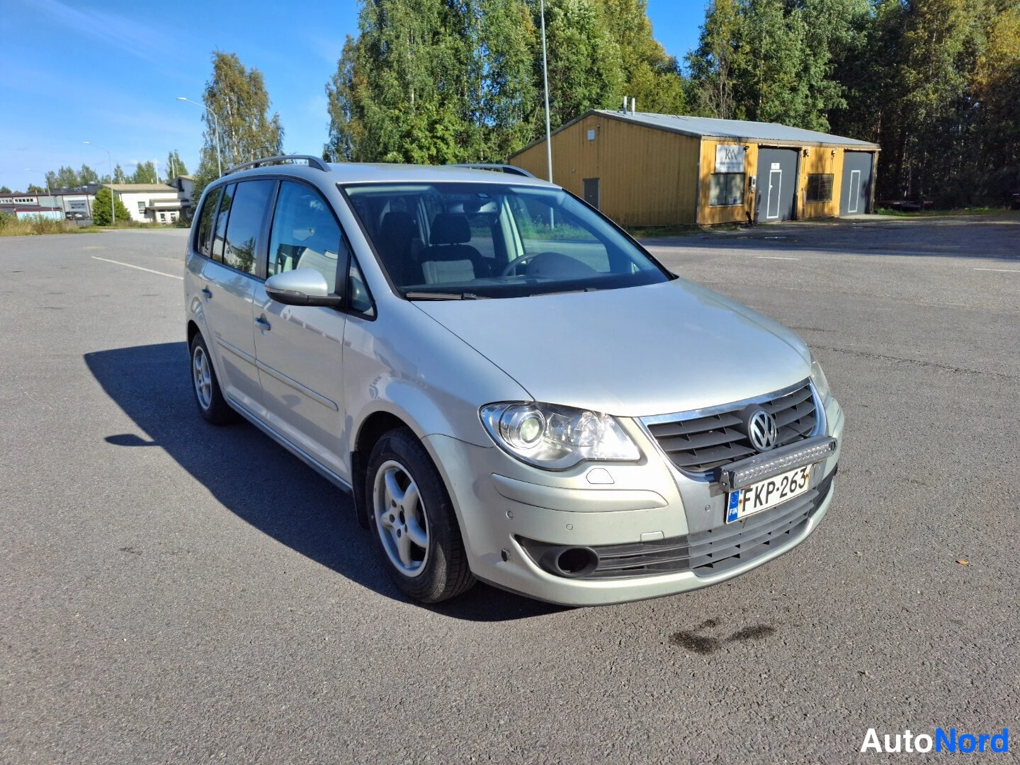 Beige Volkswagen Touran 2010, etuviisto, keula vasemmalle, kuva 2
