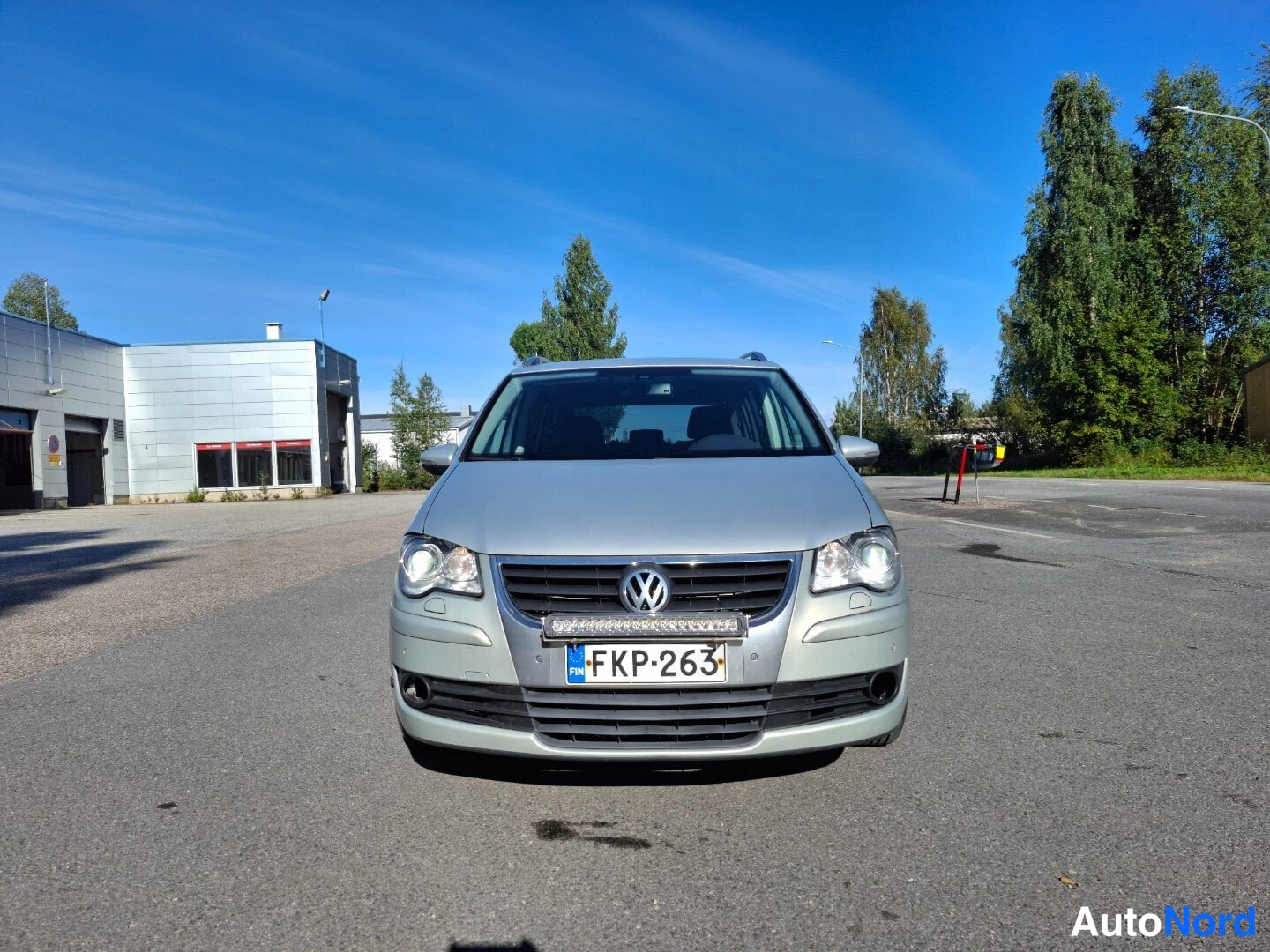 Beige Volkswagen Touran 2010, edestä, kuva 5