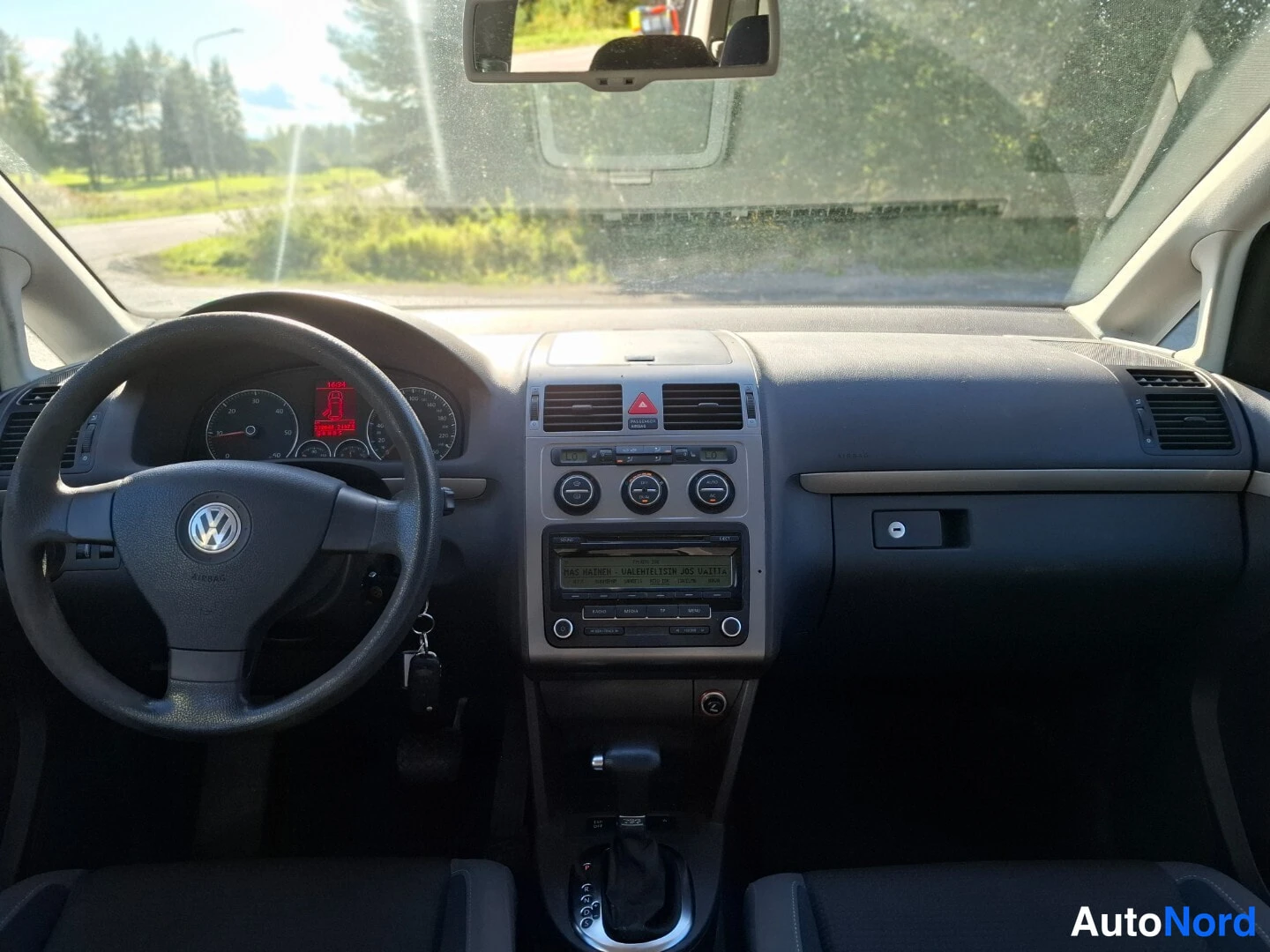 Beige Volkswagen Touran 2010, ohjaamo, kuva 9