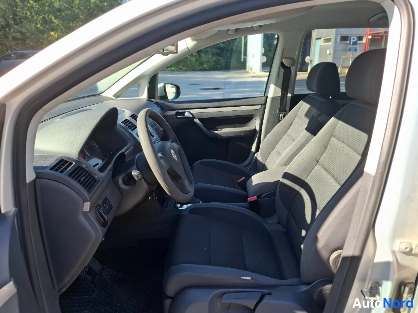 Beige Volkswagen Touran 2010, etuistuimet, kuva 12