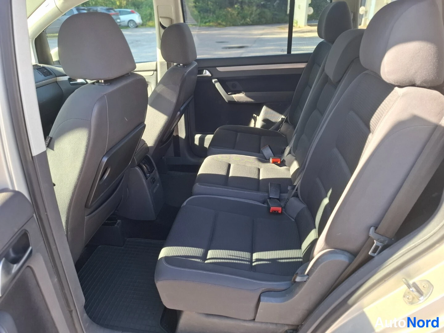 Beige Volkswagen Touran 2010, takaistuimet, kuva 15