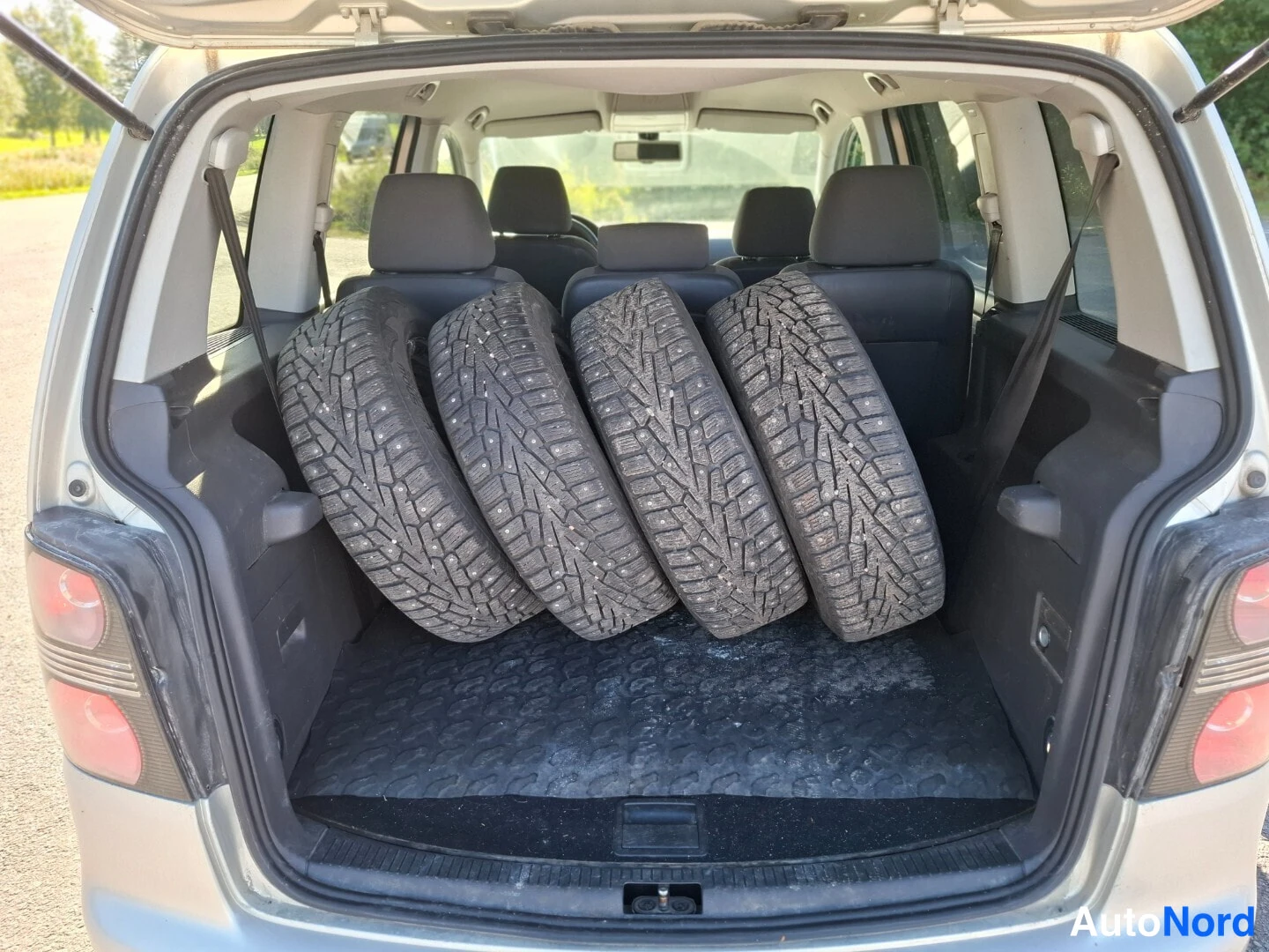 Beige Volkswagen Touran 2010, tavaratila, kuva 16