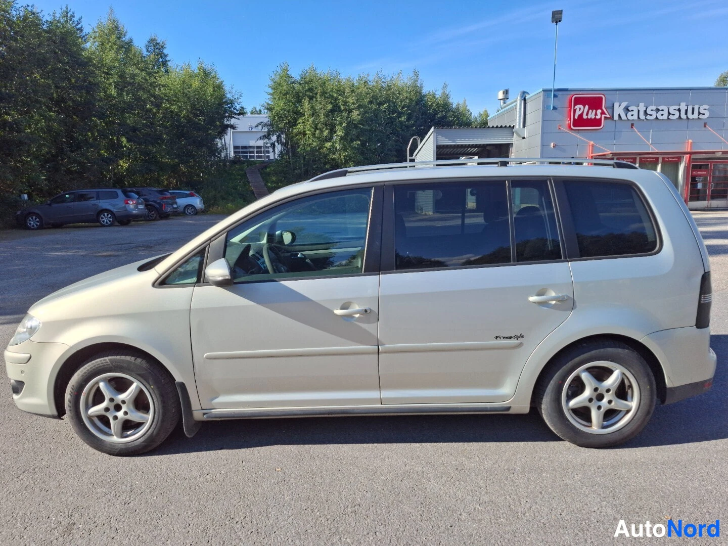 Beige Volkswagen Touran 2010, etuviisto, keula vasemmalle, kuva 3