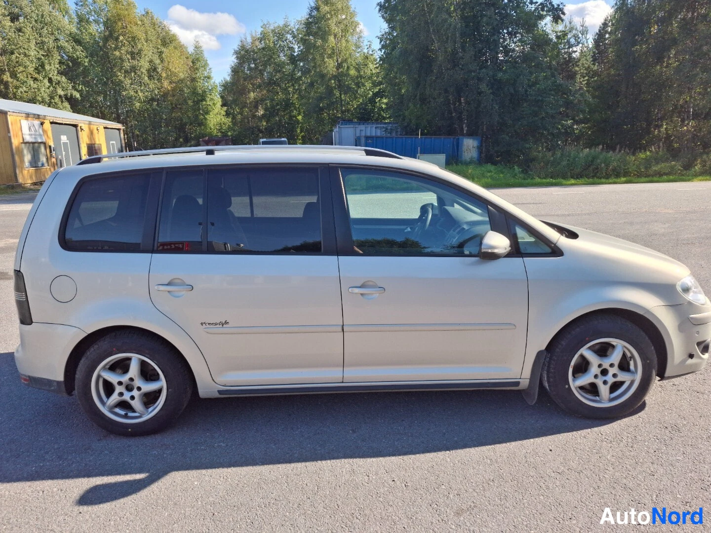 Beige Volkswagen Touran 2010, etuviisto, keula oikealle, kuva 4