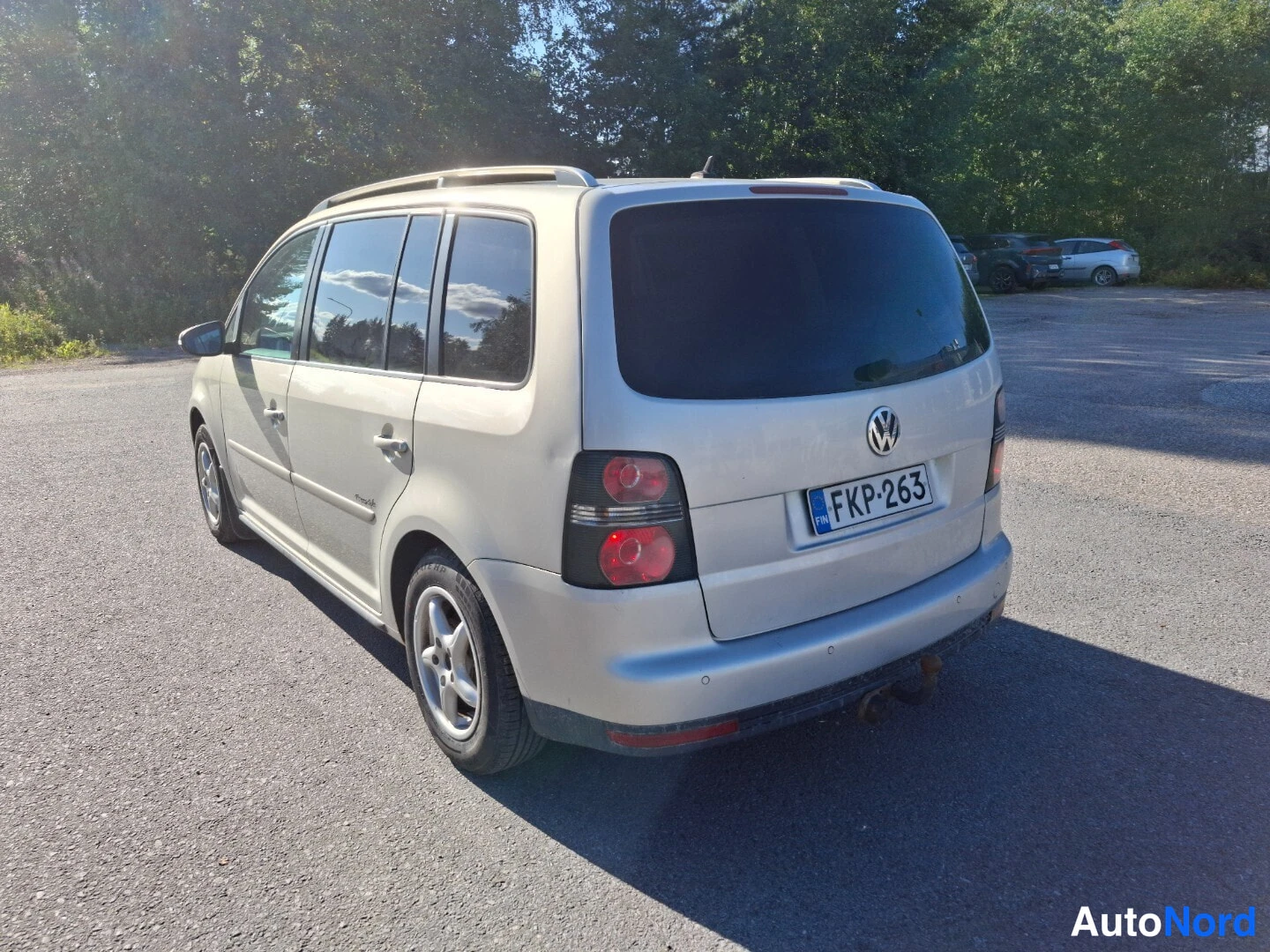 Beige Volkswagen Touran 2010, takaviisto, kuva 6