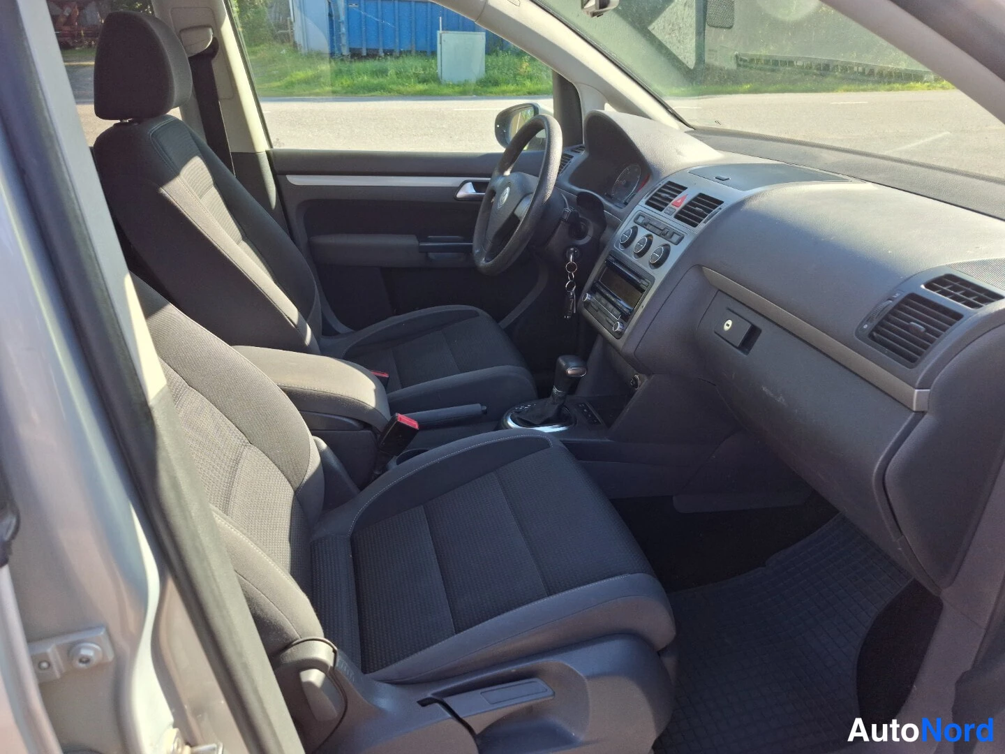 Beige Volkswagen Touran 2010, etuistuimet, kuva 10