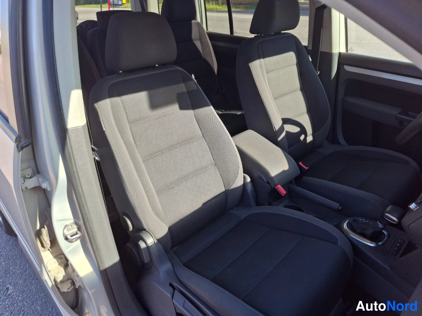 Beige Volkswagen Touran 2010, etuistuimet, kuva 11