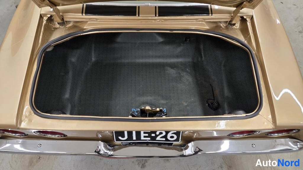 Kulta Chevrolet Camaro 1970, tavaratila, kuva 12