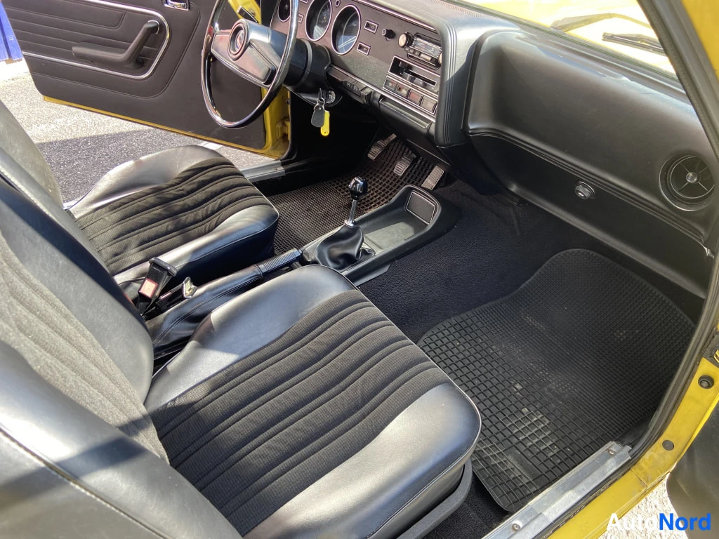 Keltainen Ford Capri 1974, tavaratila, kuva 13