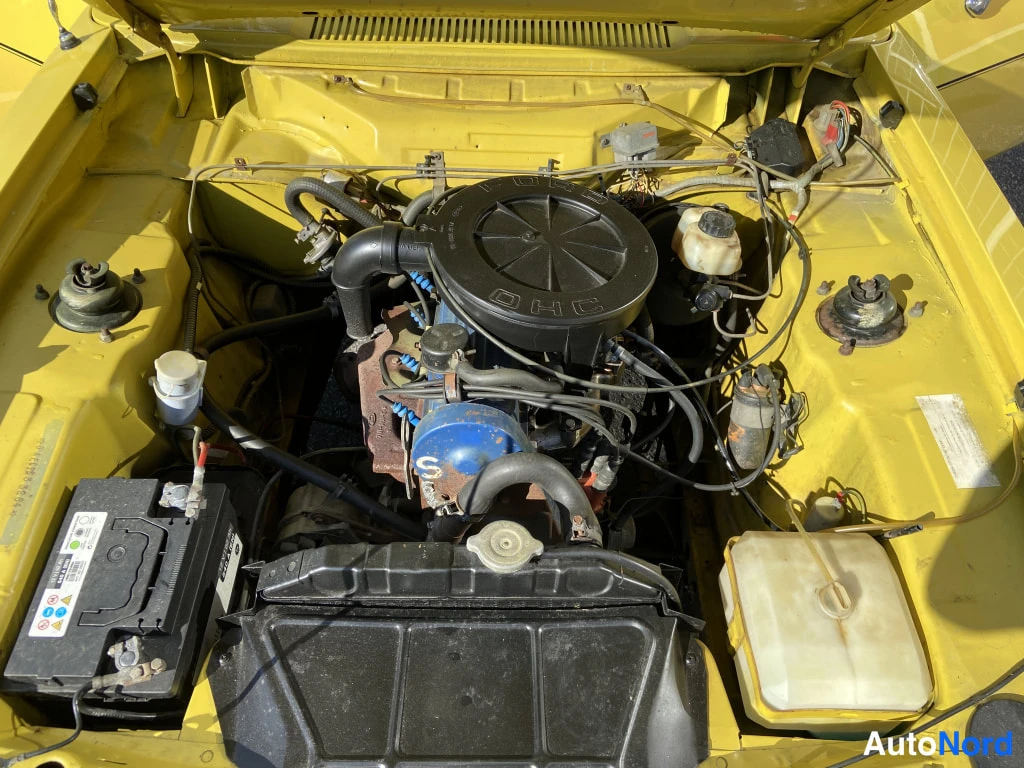 Keltainen Ford Capri 1974, moottoritila, kuva 14