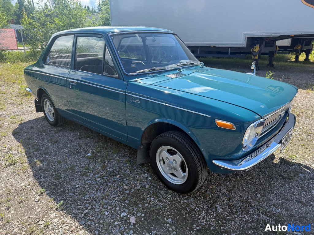 Sininen Toyota Corolla 1969, etuviisto, keula oikealle, kuva 2