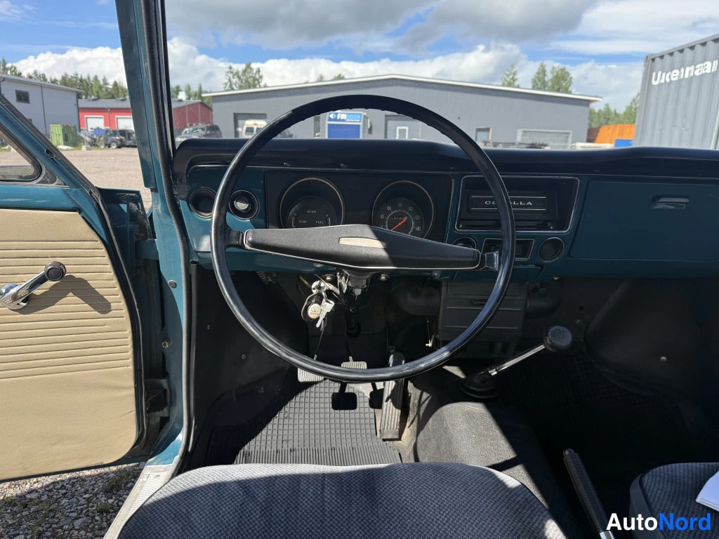 Sininen Toyota Corolla 1969, ohjaamo, kuva 9