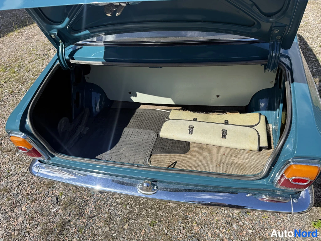 Sininen Toyota Corolla 1969, tavaratila, kuva 12