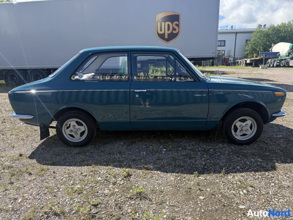 Sininen Toyota Corolla 1969, sivulta, kuva 5