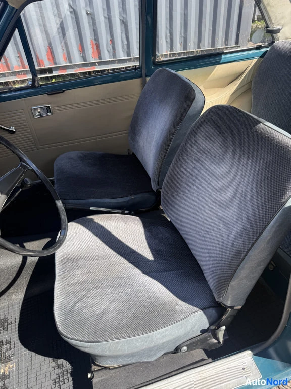 Sininen Toyota Corolla 1969, etuistuimet, kuva 10