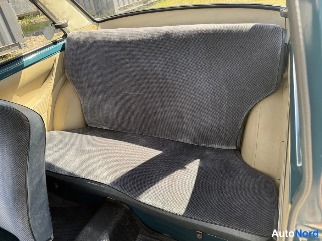 Sininen Toyota Corolla 1969, takaistuimet, kuva 11