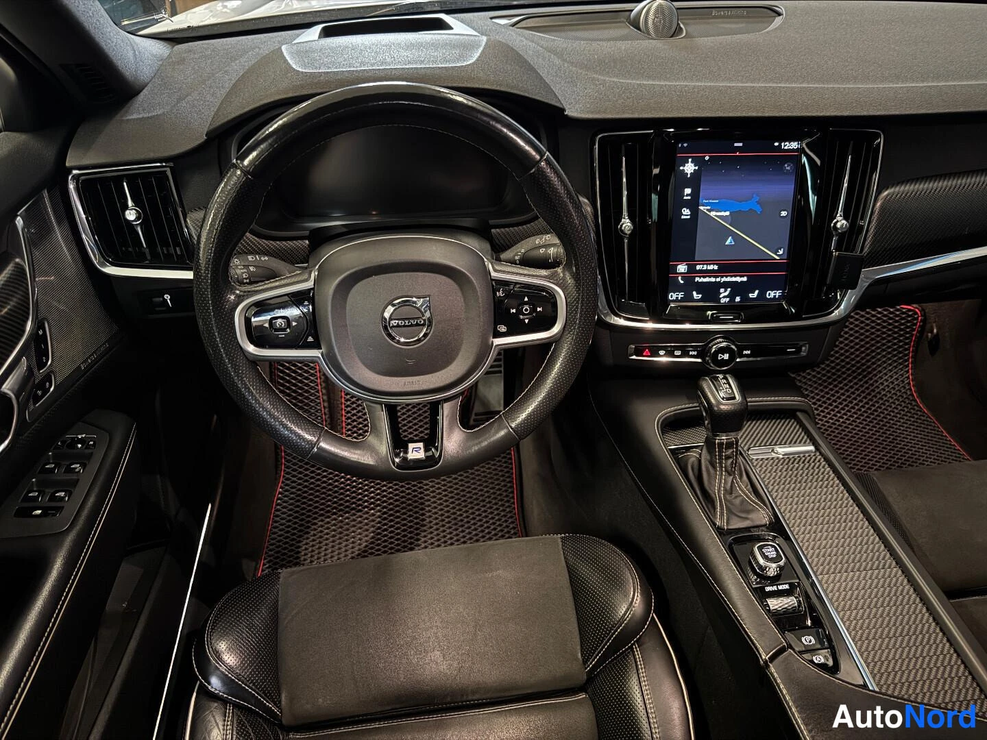 Valkoinen Volvo V90 2018, kuva 10