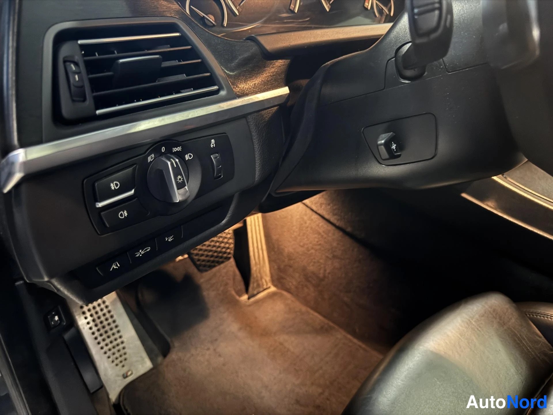 Musta BMW 640d 2013, ohjaamo, kuva 13