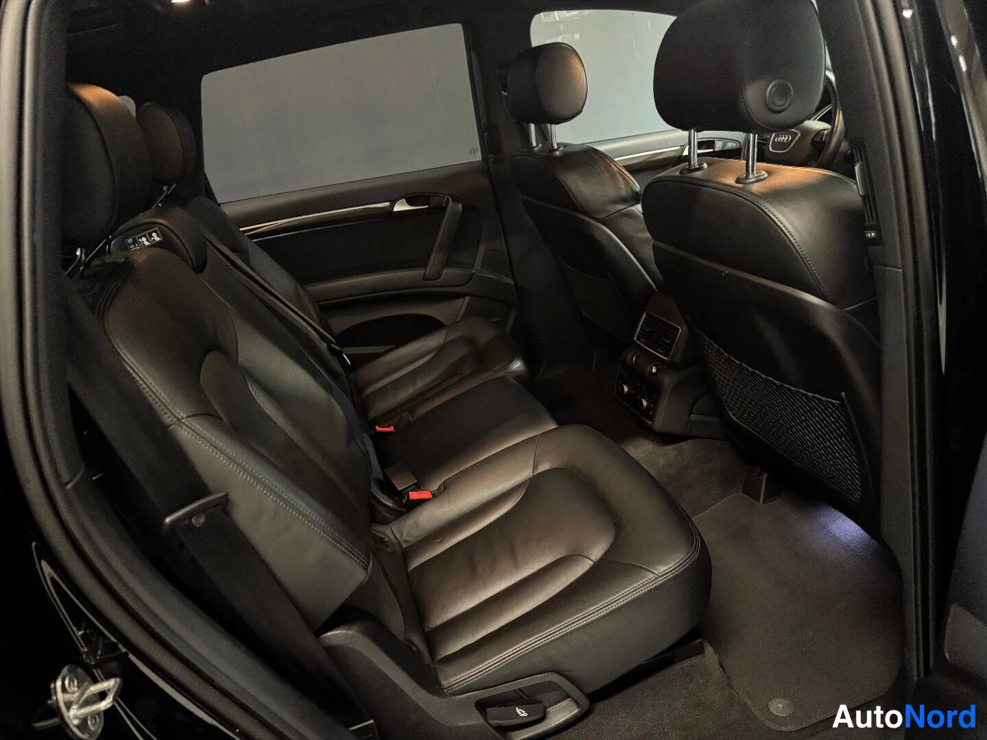 Musta Audi Q7 2012, takaistuimet, kuva 15