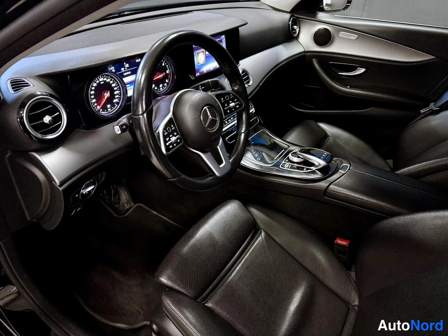 Musta Mercedes-Benz E 2020, kuva 11
