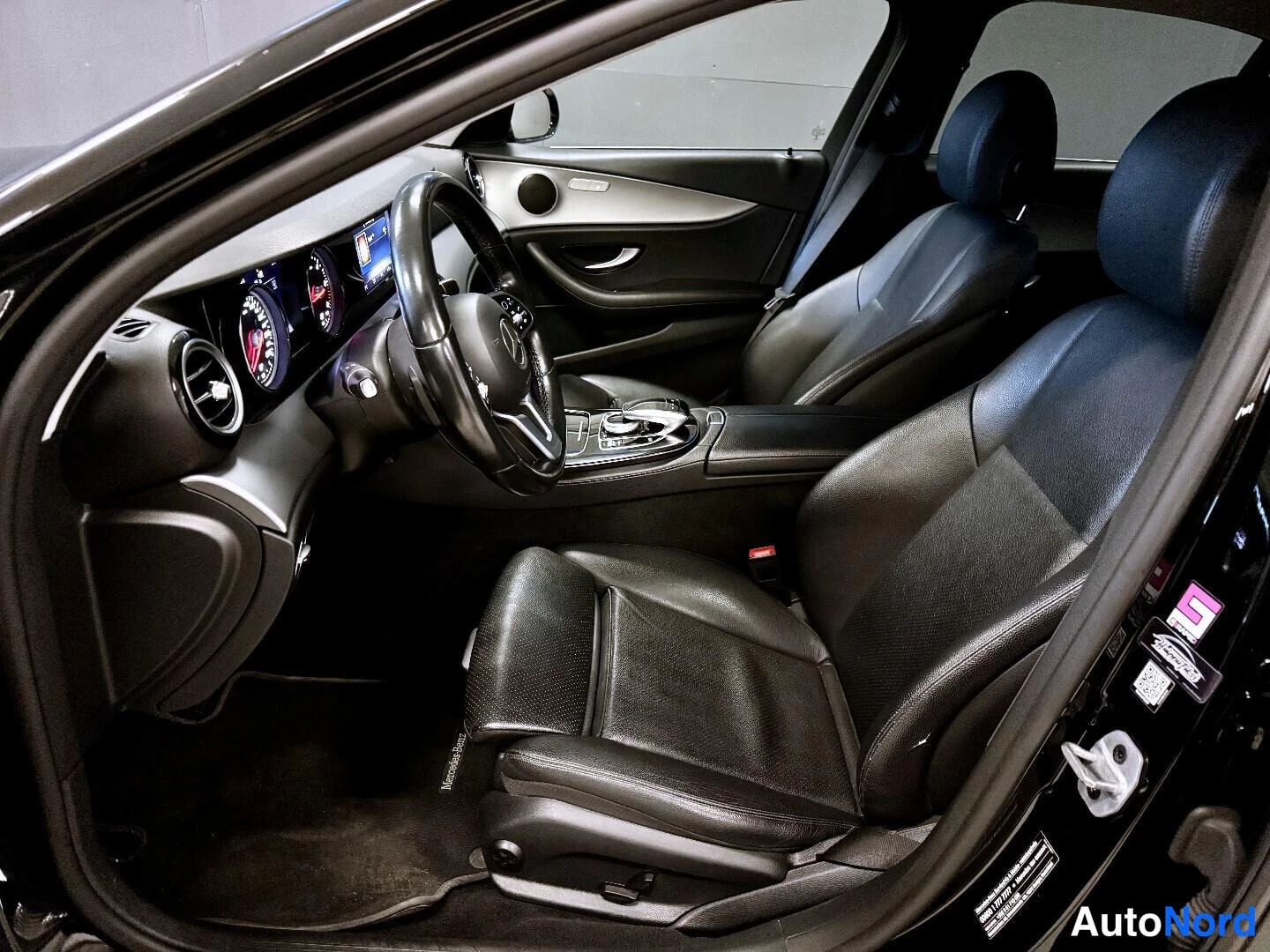 Musta Mercedes-Benz E 2020, kuva 12