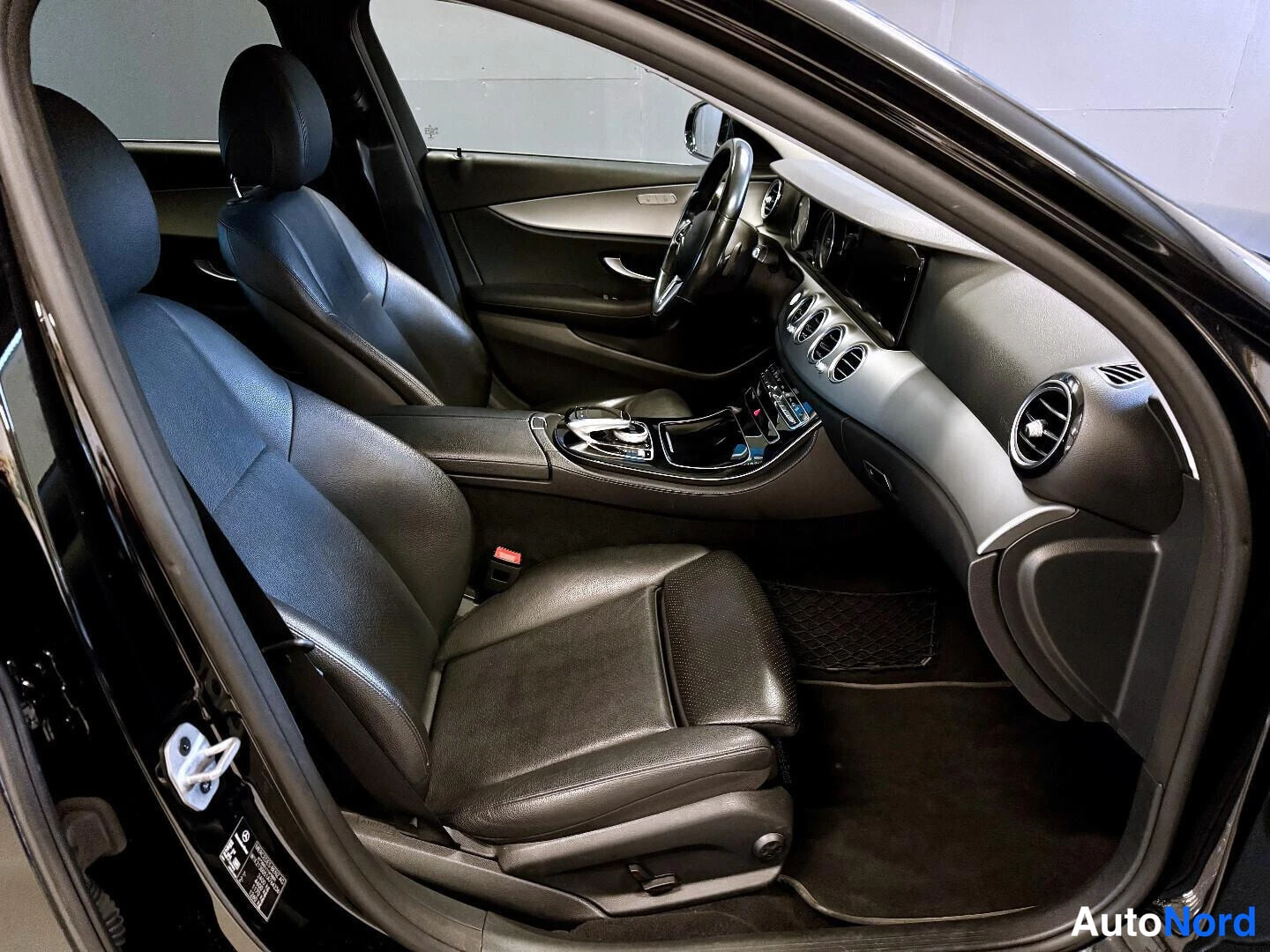Musta Mercedes-Benz E 2020, kuva 9