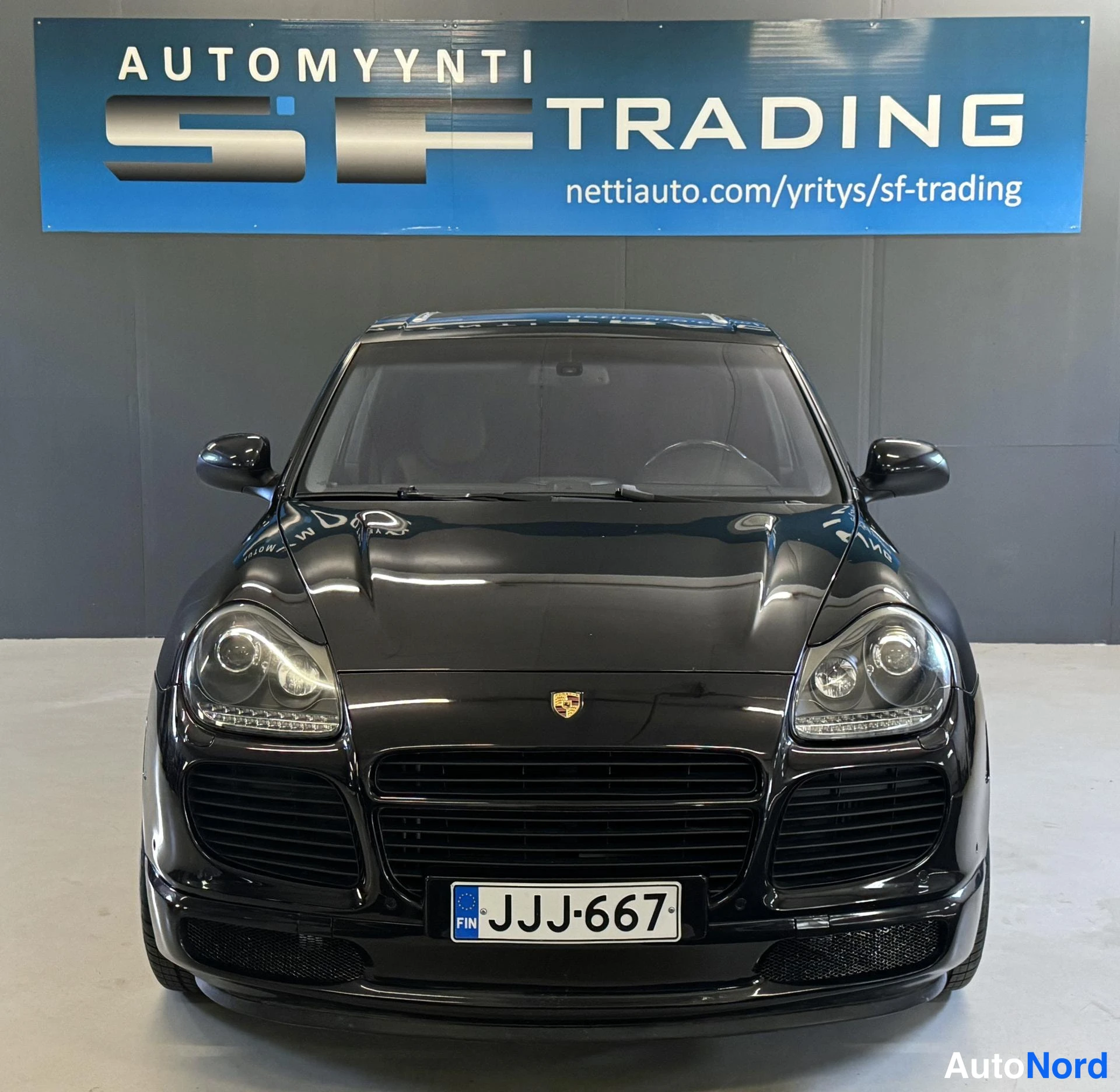 Musta Porsche Cayenne 2004, edestä, kuva 3