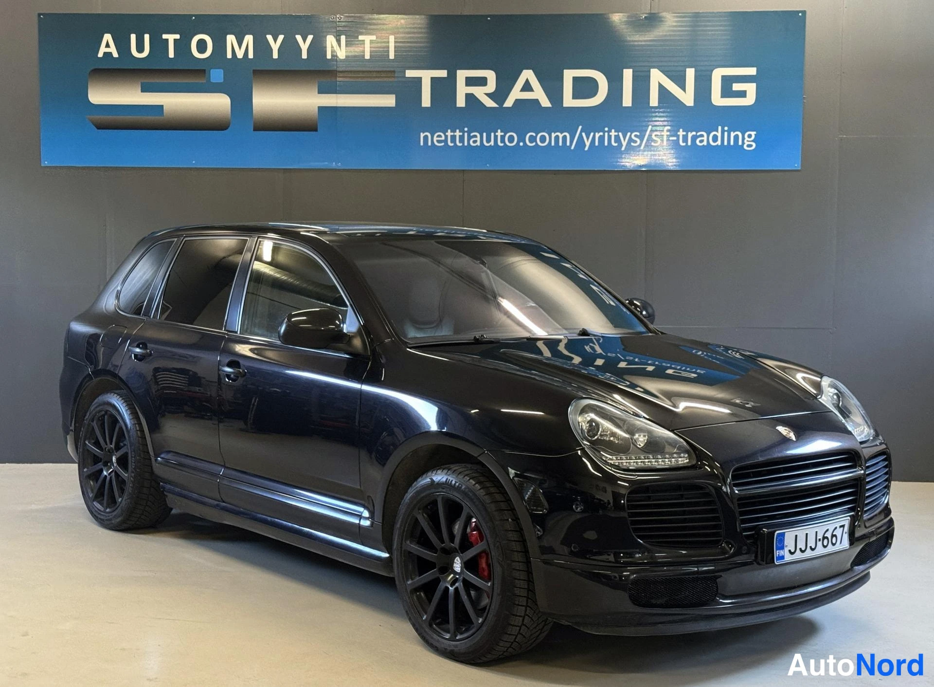 Musta Porsche Cayenne 2004, etuviisto, keula vasemmalle, kuva 2