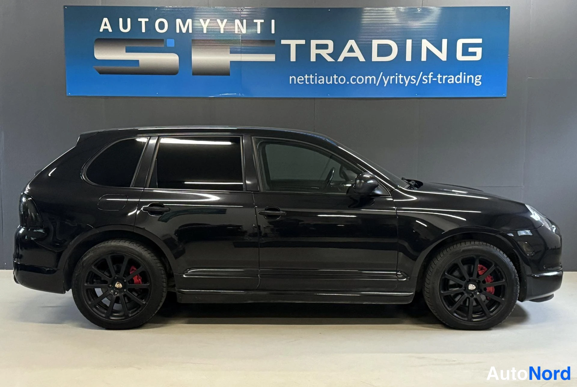 Musta Porsche Cayenne 2004, sivulta, kuva 4