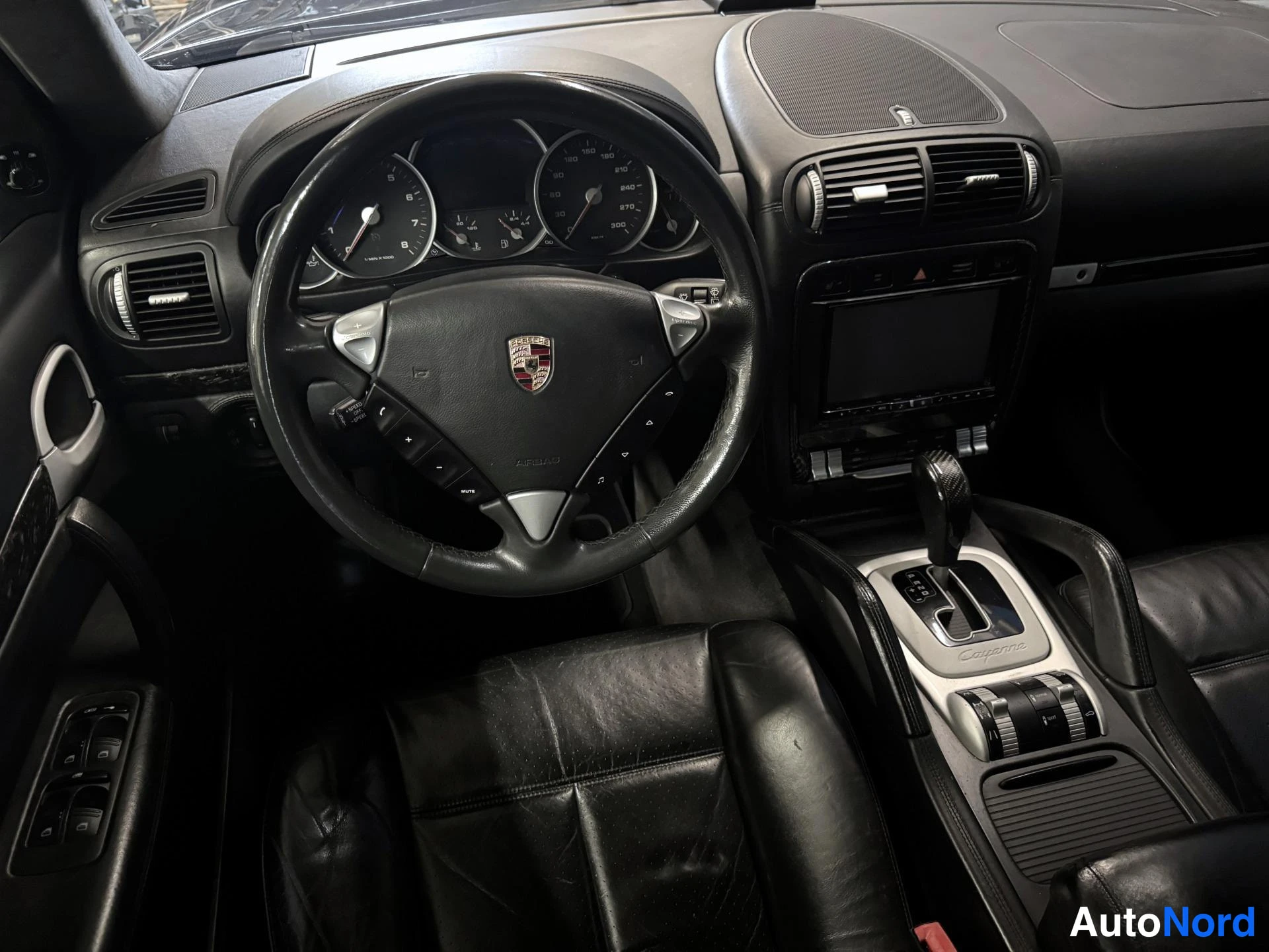 Musta Porsche Cayenne 2004, ohjaamo, kuva 11