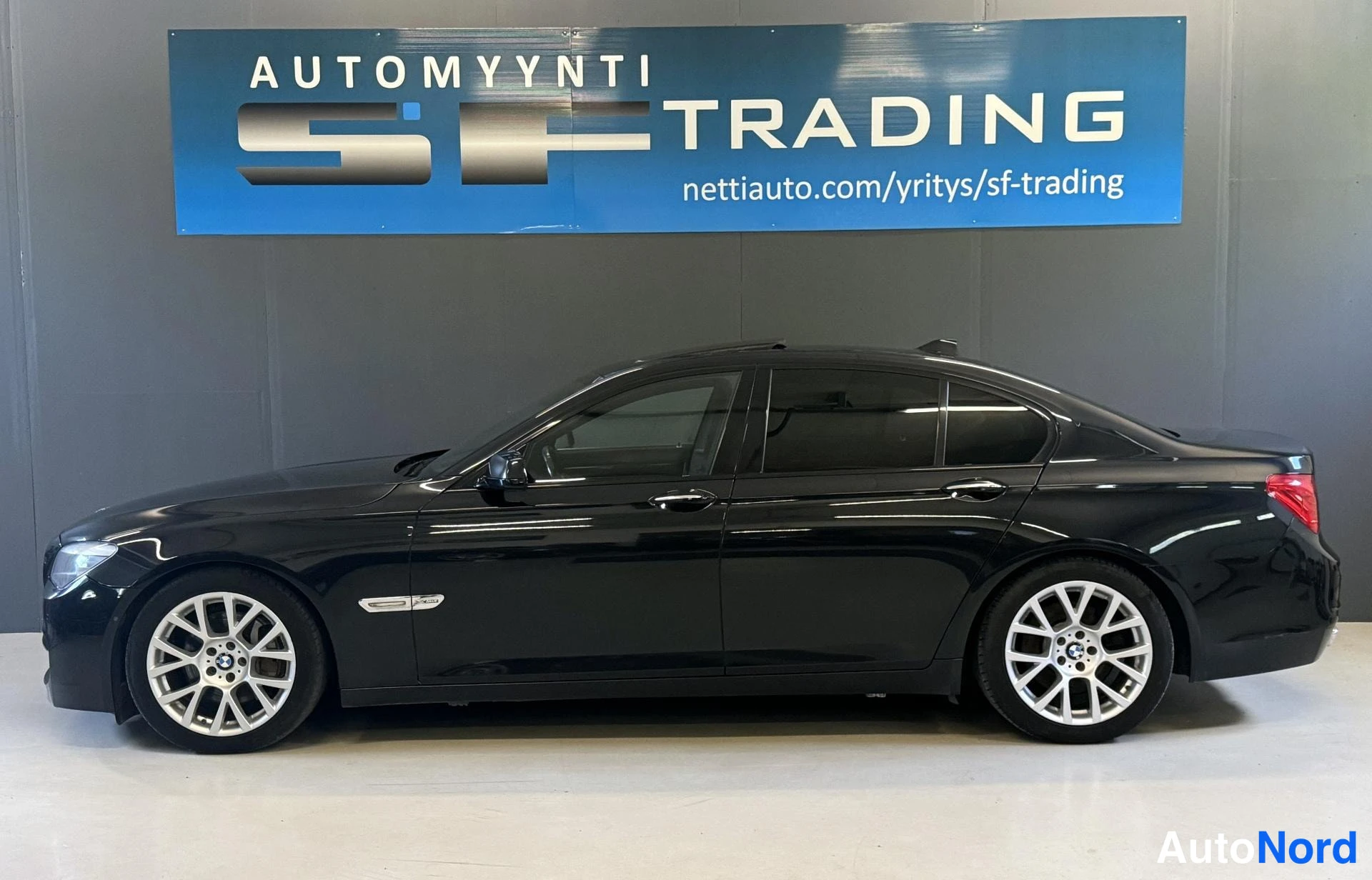 Musta BMW 740d xDrive 2011, sivulta, kuva 5