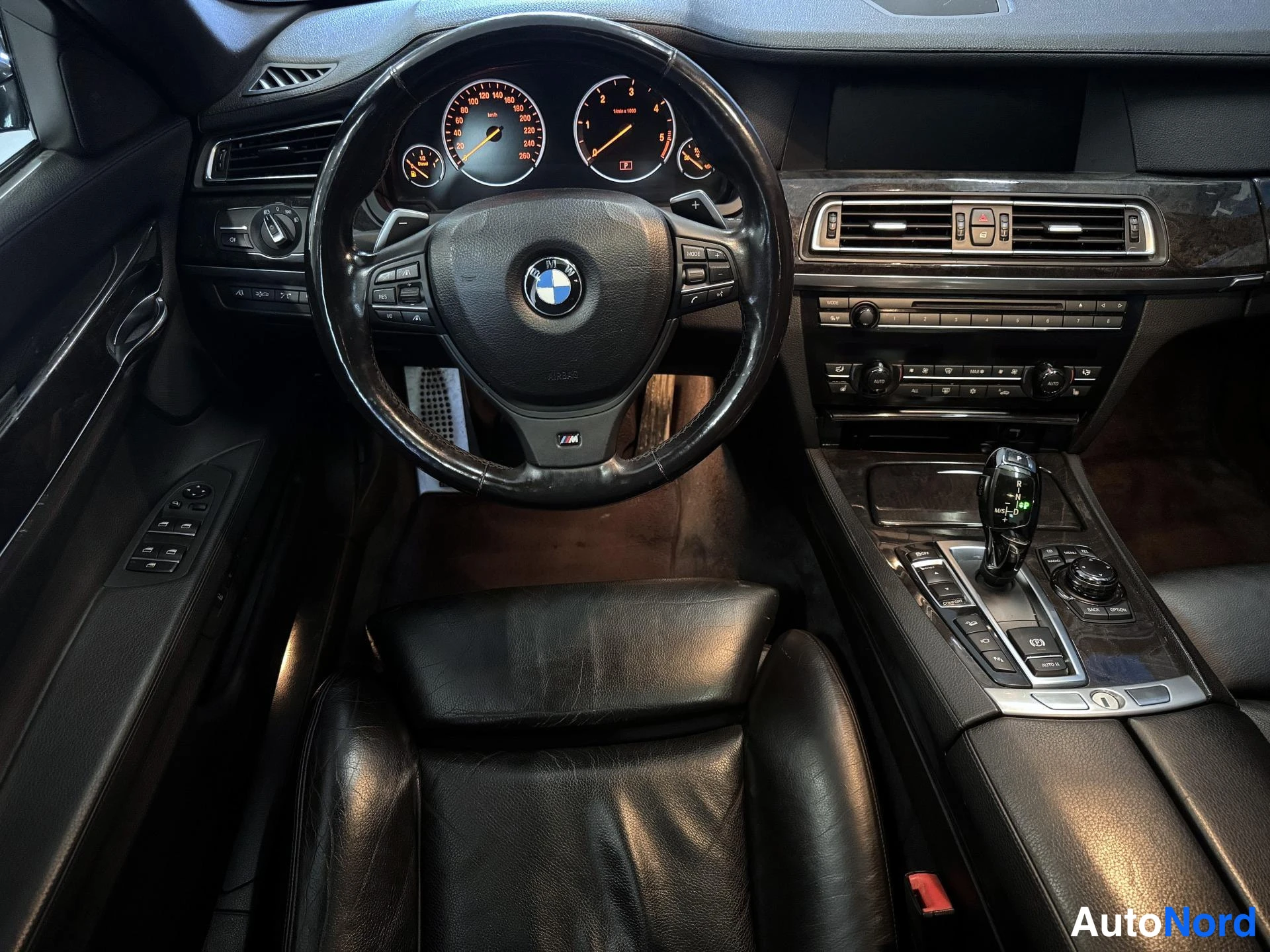 Musta BMW 740d xDrive 2011, ohjaamo, kuva 12