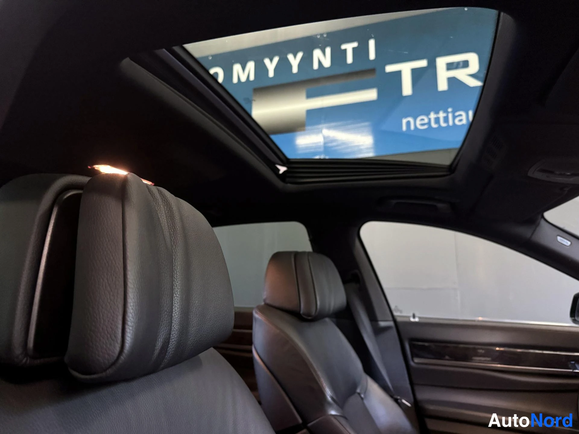 Musta BMW 740d xDrive 2011, ohjaamo, kuva 11