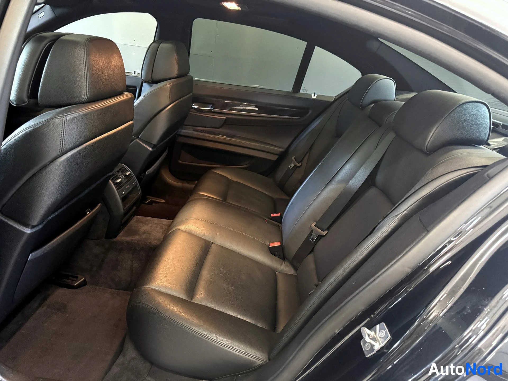 Musta BMW 740d xDrive 2011, takaistuimet, kuva 13