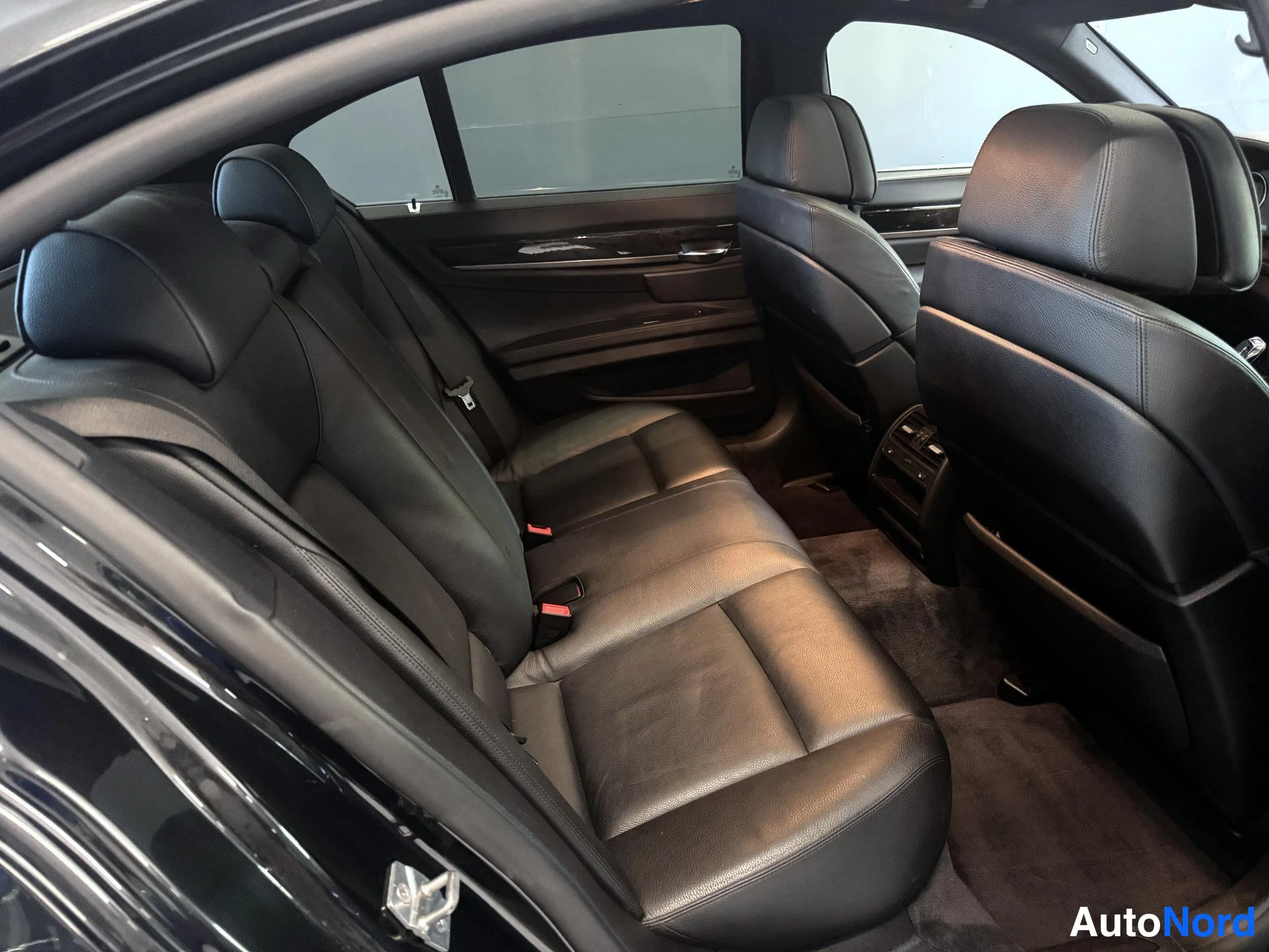 Musta BMW 740d xDrive 2011, takaistuimet, kuva 14