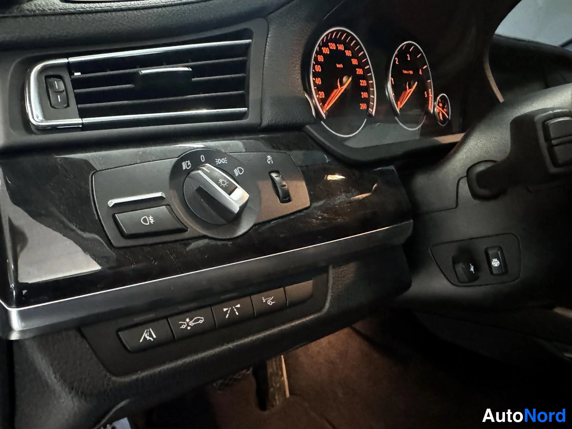 Musta BMW 740d xDrive 2011, yksityiskohta, kuva 16
