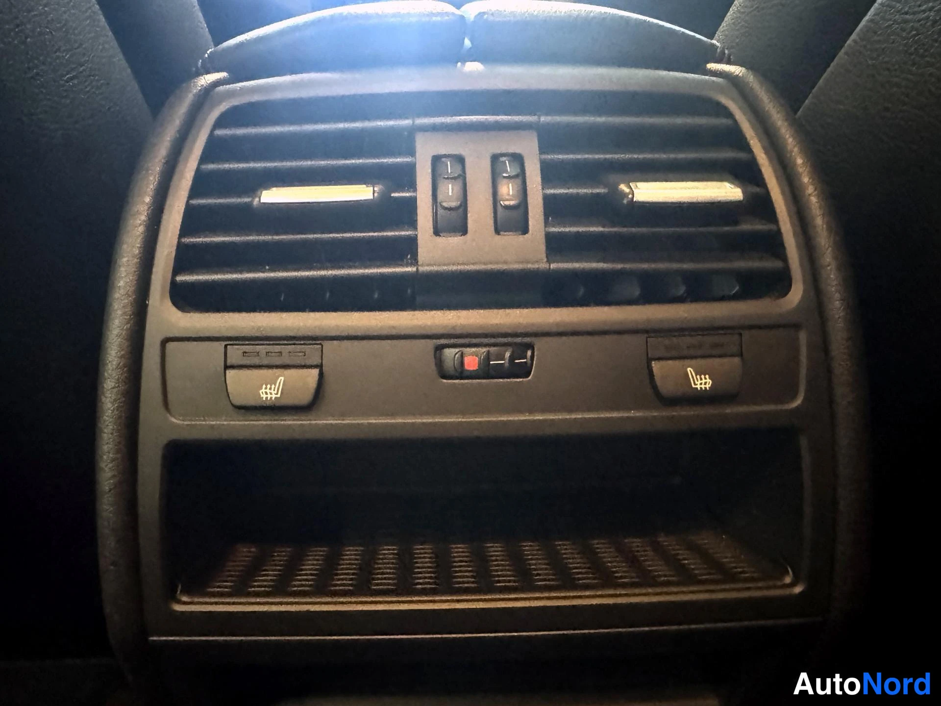 Musta BMW 740d xDrive 2011, yksityiskohta, kuva 19
