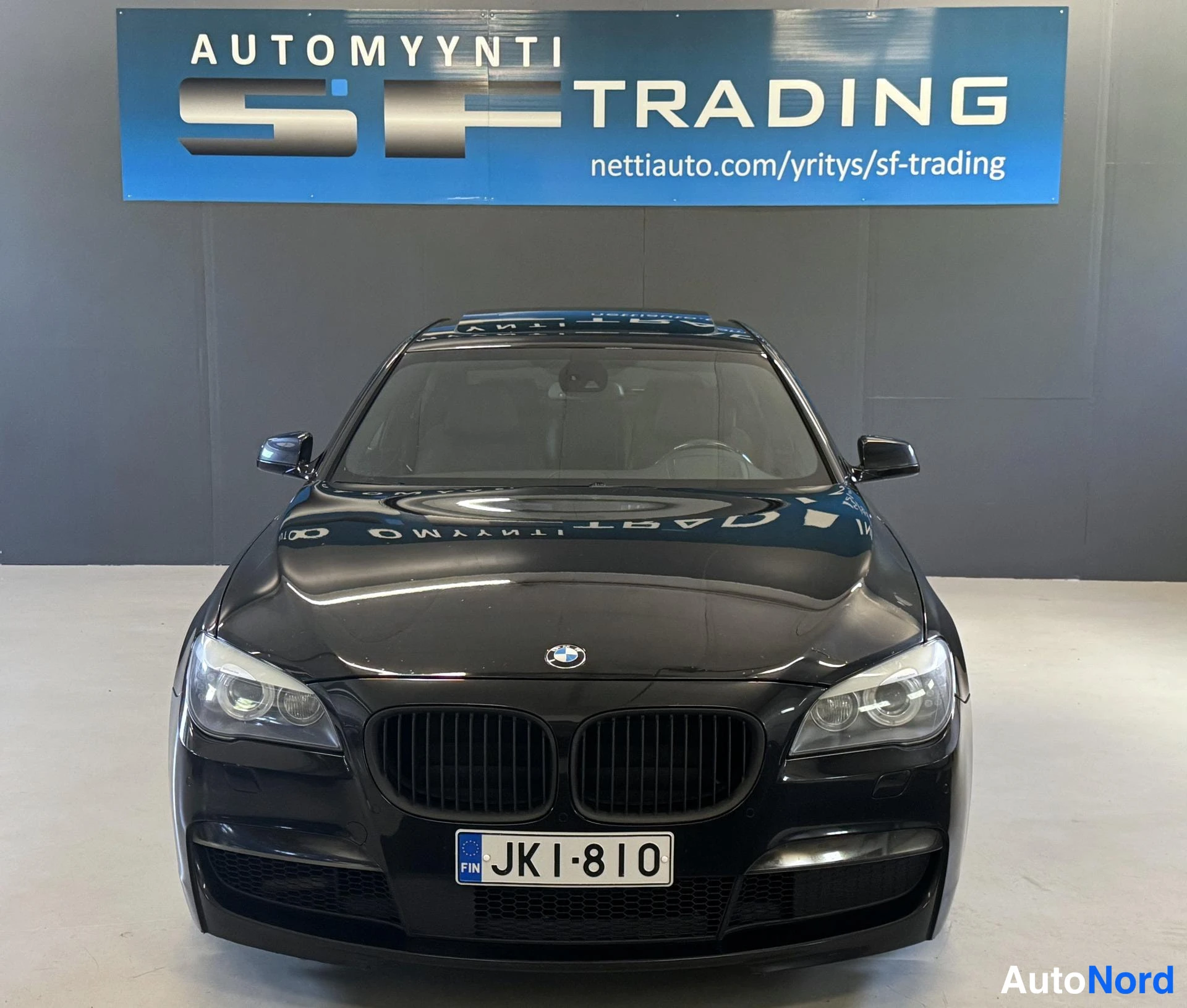 Musta BMW 740d xDrive 2011, edestä, kuva 3