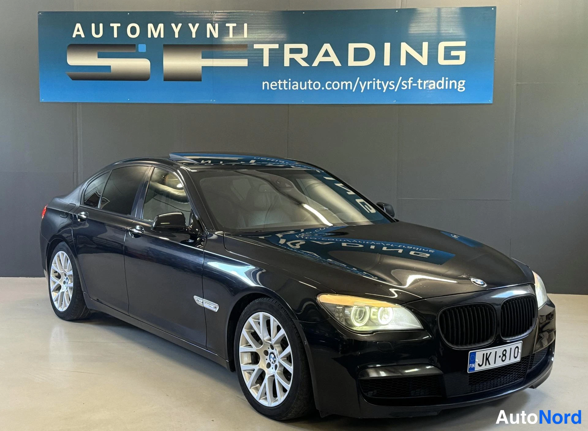 Musta BMW 740d xDrive 2011, etuviisto, keula oikealle, kuva 2