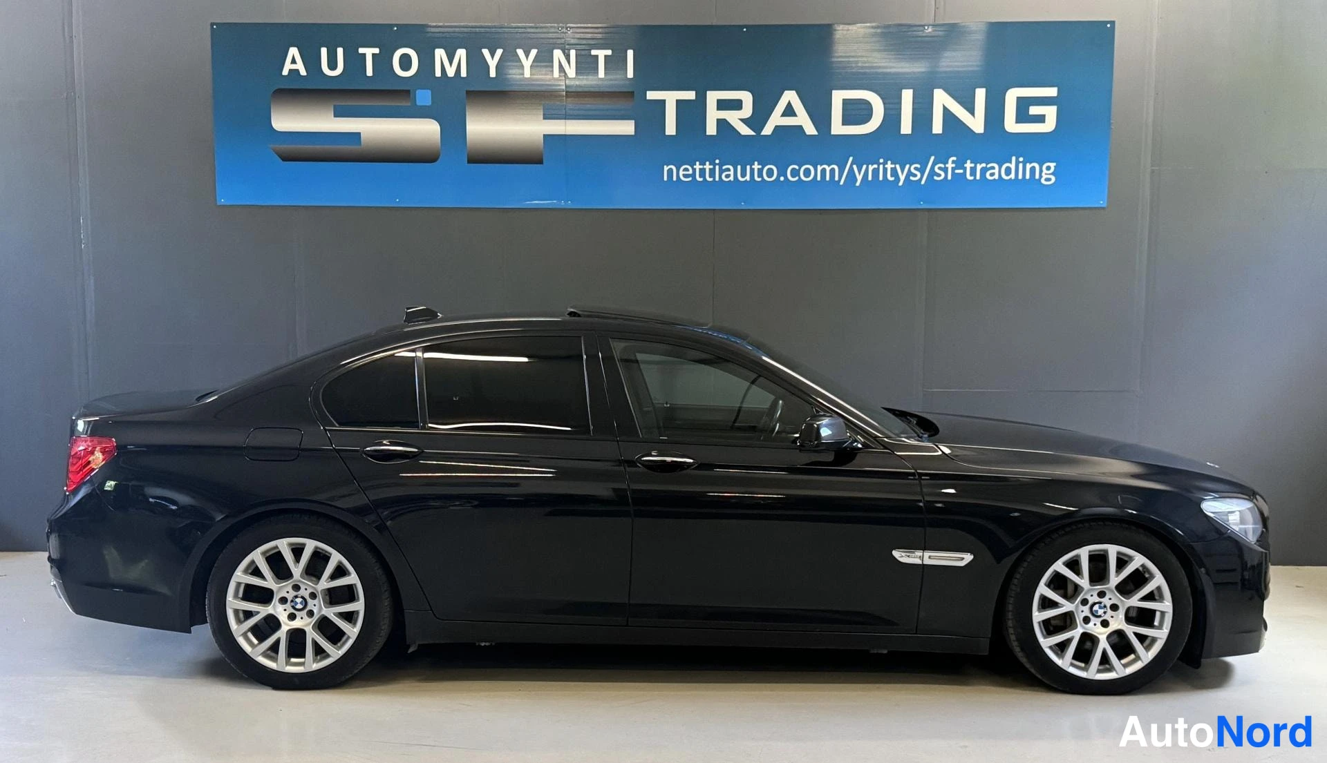 Musta BMW 740d xDrive 2011, sivulta, kuva 4