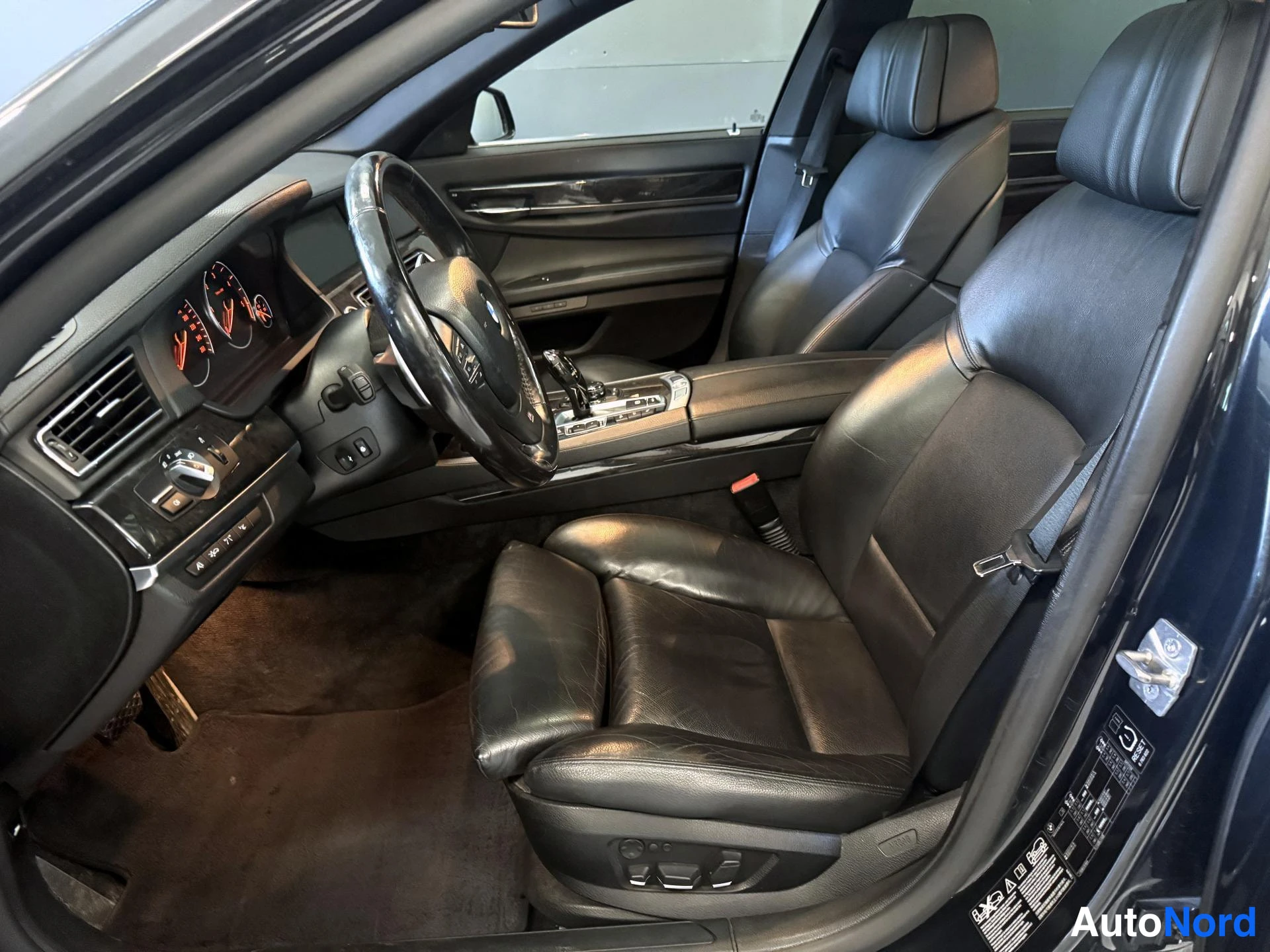 Musta BMW 740d xDrive 2011, ohjaamo, kuva 9
