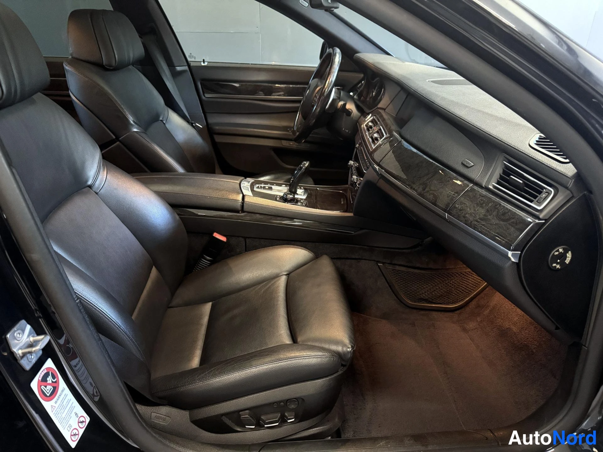 Musta BMW 740d xDrive 2011, ohjaamo, kuva 10